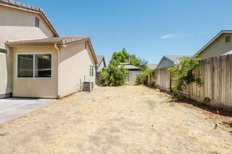 Exterior - 2103 W Solis St, Merced, CA 95348 photo 13 of 14