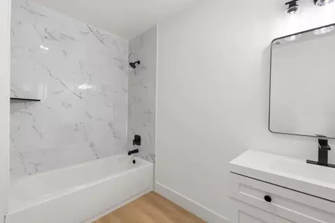 Bath - 532 E Alpine Ave, Stockton, CA 95204 photo 2 of 3