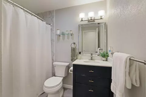 Bath - 1180 Rusher St, Tracy, CA 95376 photo 3 of 5