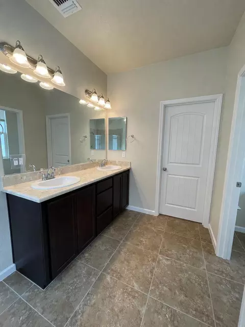 Bath - 3845 Lookout Dr, Modesto, CA 95355 photo 3 of 5