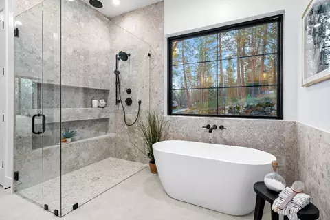 Bath - 3920 Bankhead Rd, Loomis, CA 95650 photo 6 of 7