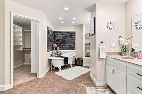Bath - 1120 Constitution Way, Tracy, CA 95376 photo 6 of 6
