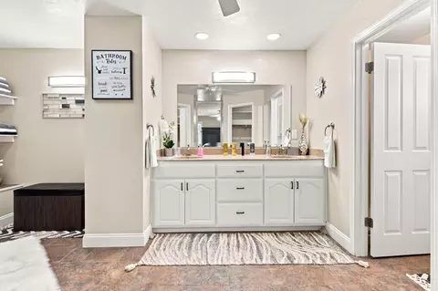 Bath - 1120 Constitution Way, Tracy, CA 95376 photo 3 of 6