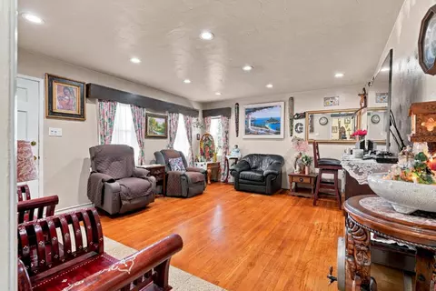 Living - 487 Violet St, San Leandro, CA 94578 photo 2 of 3