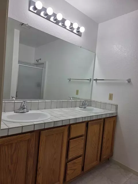 Bath - 2717 Hoffman Woods Ln, Carmichael, CA 95608 photo 3 of 3