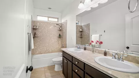 Bath - 3931 Aplicella Ct, Manteca, CA 95337 photo 3 of 7