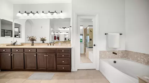 Bath - 3931 Aplicella Ct, Manteca, CA 95337 photo 5 of 7