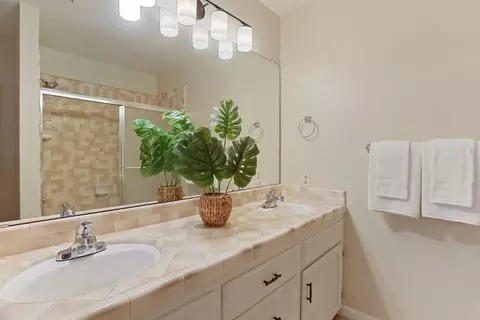 Bath - 1250 Coolidge Ave, Tracy, CA 95376 photo 3 of 3