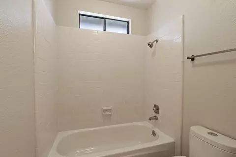 Bath - 845 Independence Dr, Tracy, CA 95376 photo 3 of 7