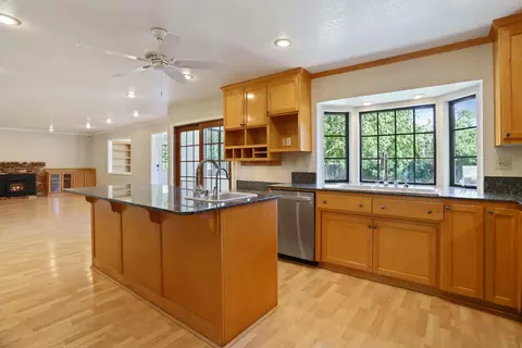 Kitchen - 845 Independence Dr, Tracy, CA 95376 photo 2 of 4
