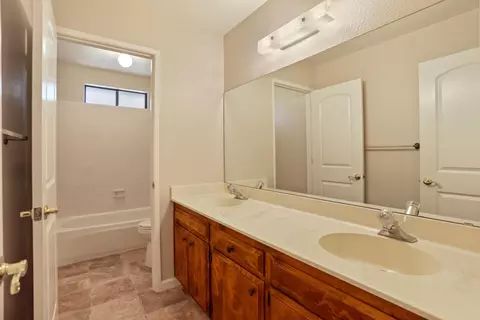 Bath - 845 Independence Dr, Tracy, CA 95376 photo 2 of 7