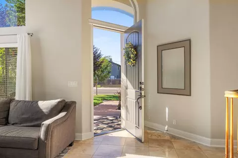 Entry Way - 3213 Hillglen Ave, Modesto, CA 95355 photo 2 of 9