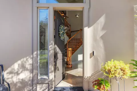 Entry Way - 3213 Hillglen Ave, Modesto, CA 95355 photo 1 of 9