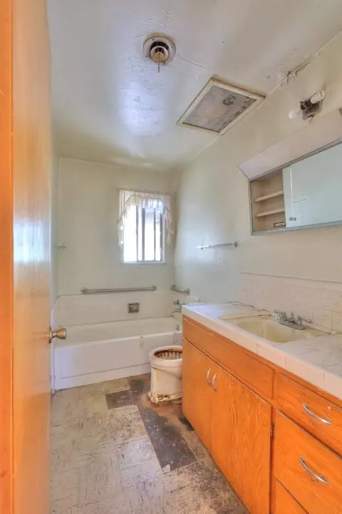 Bath - 3115 Farris Ave, Ceres, CA 95307 photo 1 of 2