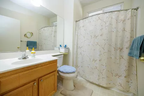 Bath - 3377 Four Seasons Dr, Turlock, CA 95382 photo 3 of 3