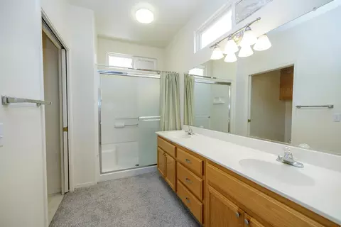 Bath - 3377 Four Seasons Dr, Turlock, CA 95382 photo 2 of 3