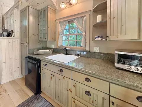 Kitchen - 13614 Wheeler Acres Rd, Grass Valley, CA 95949 photo 3 of 3
