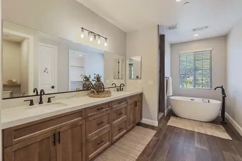 Bath - 583 Pestana Ave, Manteca, CA 95336 photo 7 of 8