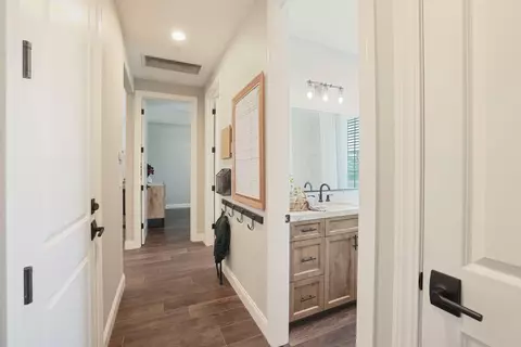 Entry Way - 583 Pestana Ave, Manteca, CA 95336 photo 5 of 6