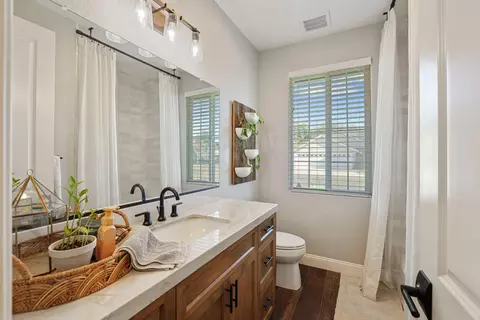 Bath - 583 Pestana Ave, Manteca, CA 95336 photo 3 of 8