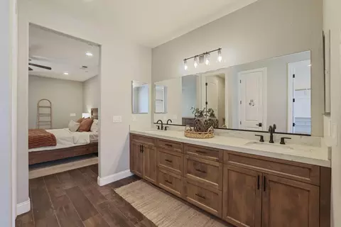 Bath - 583 Pestana Ave, Manteca, CA 95336 photo 8 of 8