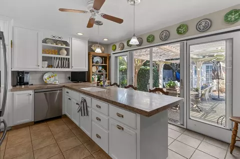 Kitchen - 1221 Como Park Way, Modesto, CA 95350 photo 2 of 4