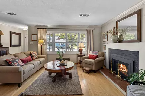 Living - 1221 Como Park Way, Modesto, CA 95350 photo 2 of 5