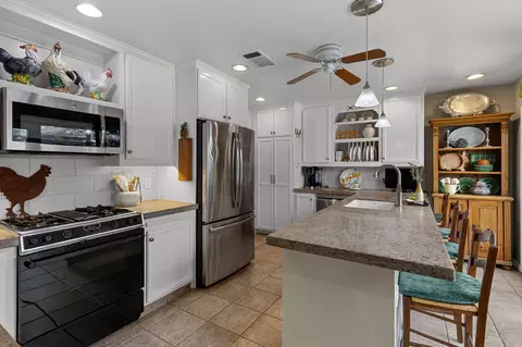 Kitchen - 1221 Como Park Way, Modesto, CA 95350 photo 1 of 4