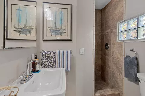 Bath - 1221 Como Park Way, Modesto, CA 95350 photo 3 of 4