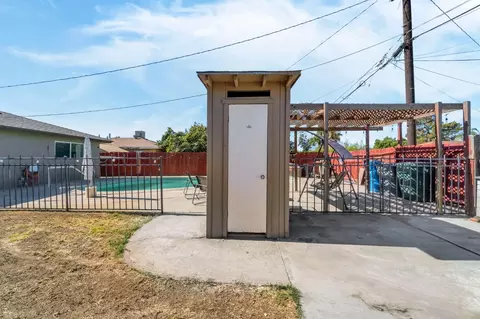 Exterior - 1016 Cutting St, Madera, CA 93638 photo 5 of 8