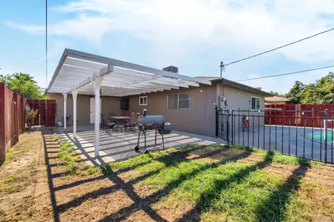 Exterior - 1016 Cutting St, Madera, CA 93638 photo 4 of 8