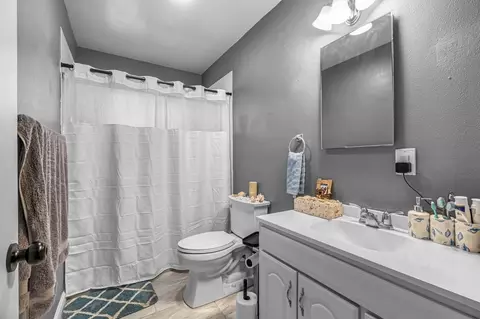 Bath - 1016 Cutting St, Madera, CA 93638 photo 1 of 2