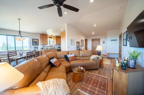 Living - 1138 Heather Dr, Murphys, CA 95247 photo 2 of 3