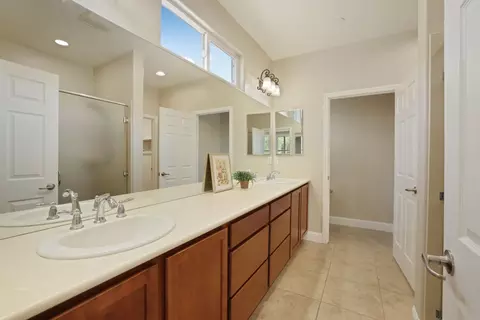Bath - 1534 Maple Valley St, Manteca, CA 95336 photo 2 of 3