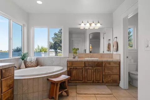 Bath - 6539 E Peltier Rd, Acampo, CA 95220 photo 3 of 6
