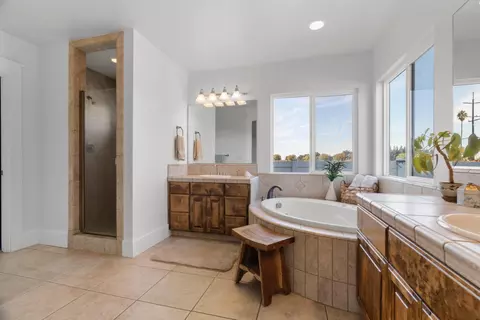 Bath - 6539 E Peltier Rd, Acampo, CA 95220 photo 4 of 6