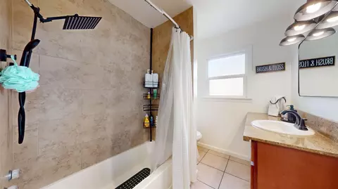 Bath - 2045 Miller Ave, Modesto, CA 95354 photo 1 of 1