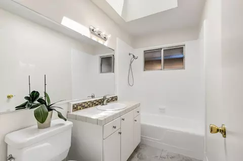 Bath - 1118 Stanford Pl, Davis, CA 95616 photo 3 of 4