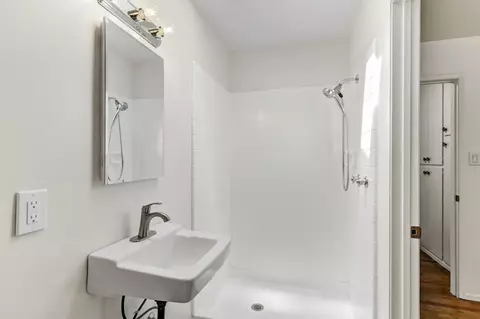 Bath - 1118 Stanford Pl, Davis, CA 95616 photo 2 of 4