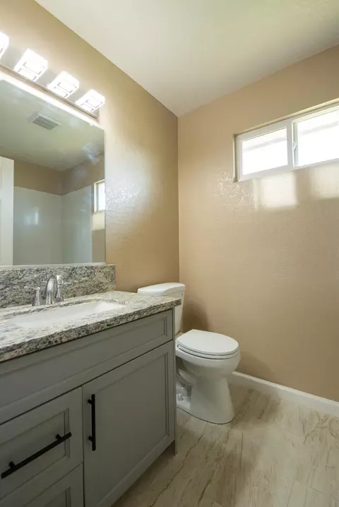 Bath - 1621 Davis St, Ripon, CA 95366 photo 1 of 4