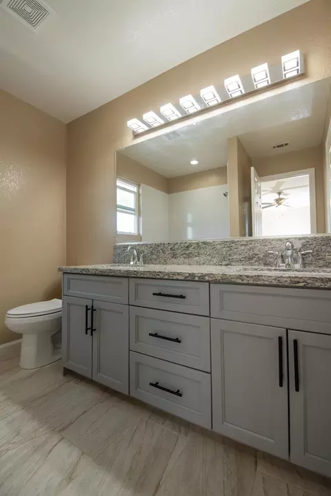 Bath - 1621 Davis St, Ripon, CA 95366 photo 3 of 4