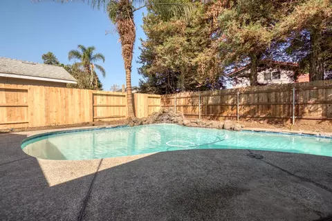 Exterior - 1621 Davis St, Ripon, CA 95366 photo 4 of 10