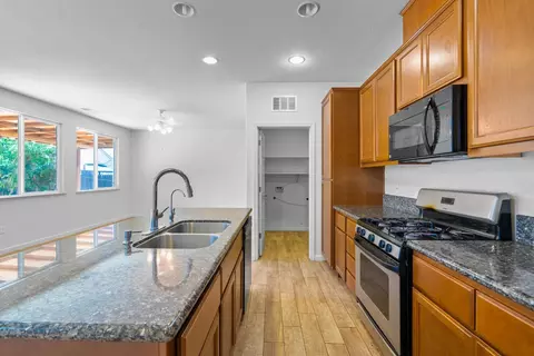 737 Fume Blanc Ct, Los Banos, CA 93635