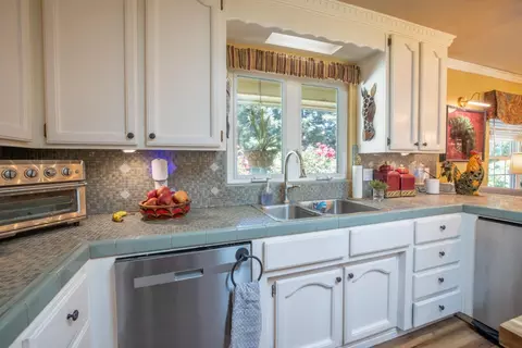 Kitchen - 24333 E Highway 26, Linden, CA 95236 photo 5 of 7