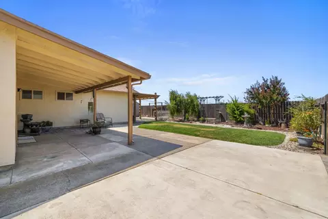 Exterior - 14901 Pueblo Dr, Manteca, CA 95336 photo 4 of 8
