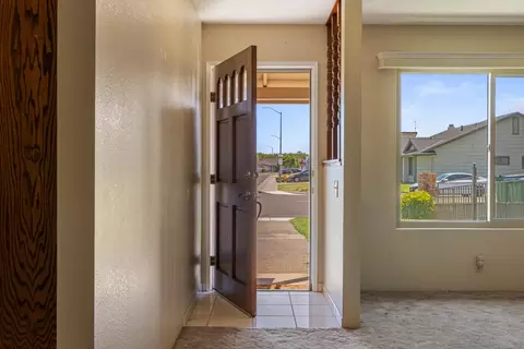 Entry Way - 14901 Pueblo Dr, Manteca, CA 95336 photo 2 of 6