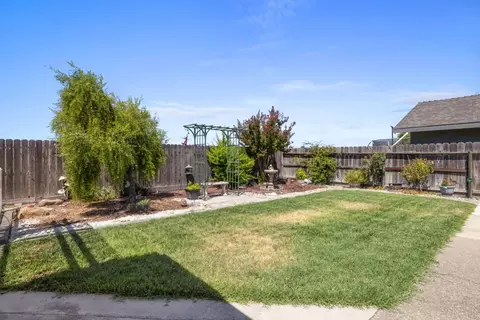 Exterior - 14901 Pueblo Dr, Manteca, CA 95336 photo 7 of 8