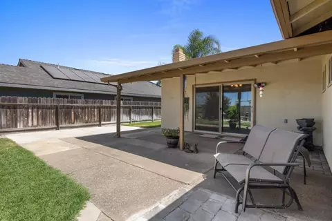 Exterior - 14901 Pueblo Dr, Manteca, CA 95336 photo 6 of 8
