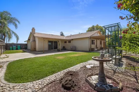 Exterior - 14901 Pueblo Dr, Manteca, CA 95336 photo 5 of 8