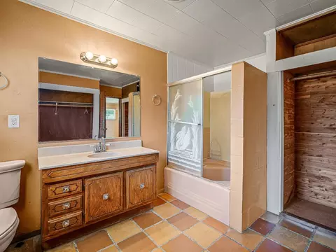 Bath - 5212 Cypress Ave, Carmichael, CA 95608 photo 2 of 3